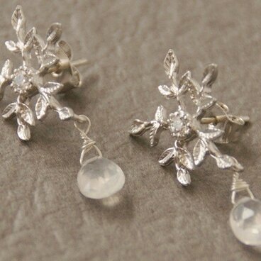 アイスクォーツの雪の結晶ピアス