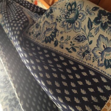 木陰で吹く風にゆられてひらめくフレアースカート