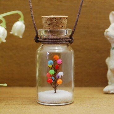 コルク瓶の中のリトルキャンディーツリー