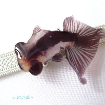 (帯留)涼しげな白黒デメキン〈左向き〉金魚