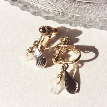 ローズクオーツのさざれ石と貝のモチーフのイヤリング