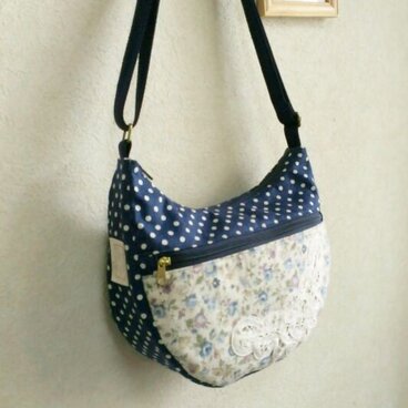三日月ショルダーバッグ・花柄・ドット・紺Ａ
