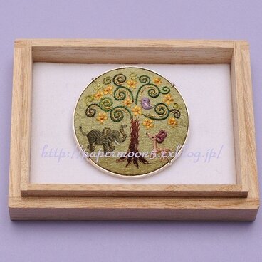 ブローチ「樹の下で」