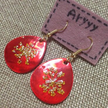 真っ赤なシェルピアス