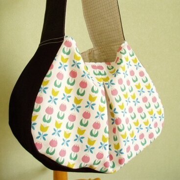 大きめマチのぷっくりたっぷりバッグチューリップ柄×紺