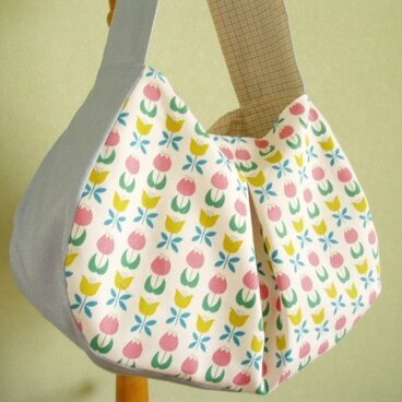 sold 大きめマチのぷっくりたっぷりバッグチューリップ柄×水色