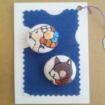 ワンコと花のお姉さん(クルミ釦２個セット)