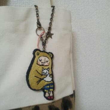 猫を抱くモフモフさん(バッグチェーン)