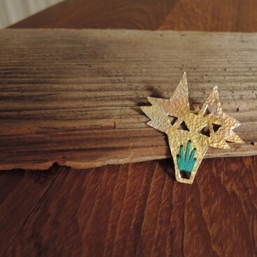 オオカミの刺繍のブローチ（青緑）