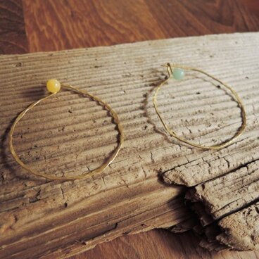 石と輪っかのブローチ（翡翠）