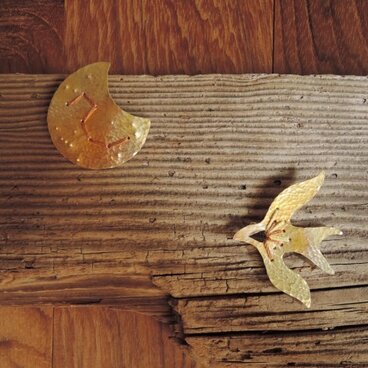 北斗七星と月の刺繍のブローチ（胡桃色）