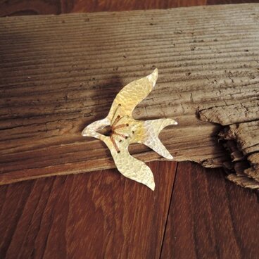 夜鷹の刺繍のブローチ（胡桃色）