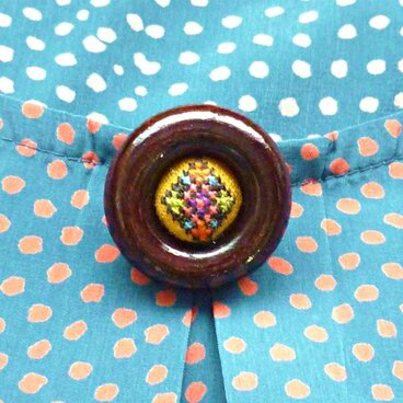 woodリングの手刺繍ブローチ(マスタード)