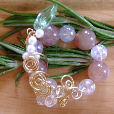 「愛の解放」　ストロベリークウォーツとオーロラクリスタルのトップ