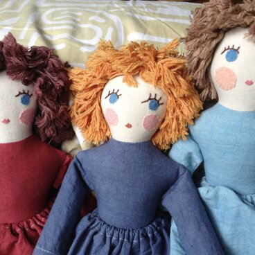 人形　女の子　ダークブルー