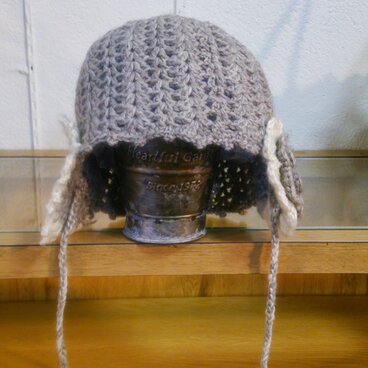 お花の耳当てが付いた帽子