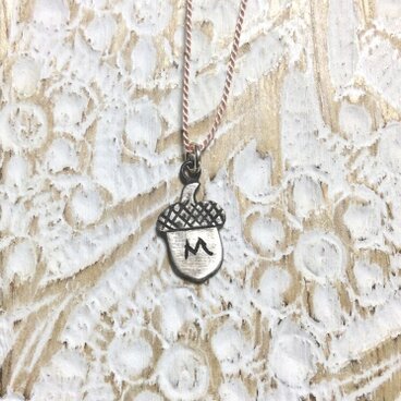 ドングリのイニシャルネックレス M