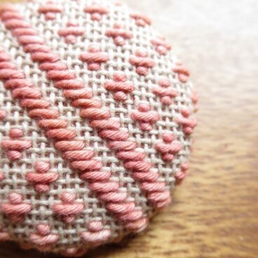 こぎんブローチ -ベージュ×桃-