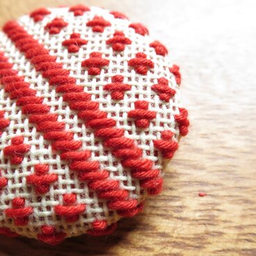 こぎんブローチ -生成×赤-