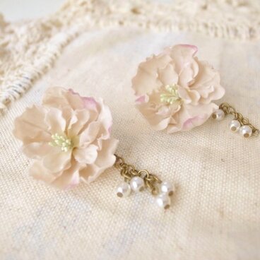 ピアス「noble flower」ベージュ　（イヤリング変更可）