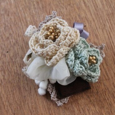 お花と葉っぱのクロッシェブローチ：グリーン