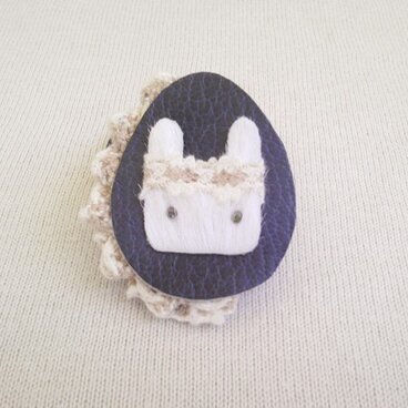 〜一点物〜卵形花冠を冠ってるウサギの本革ヘアアクセサリー