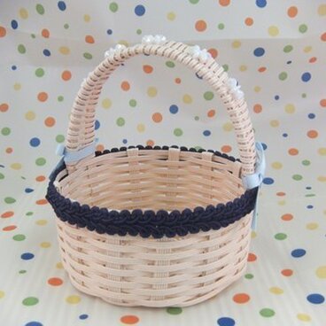 パステルピンクのかご　紺ふちリボン