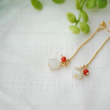 角砂糖と赤い木の実のイヤリング