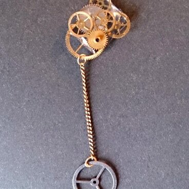 ぜんまい仕掛けのピアス