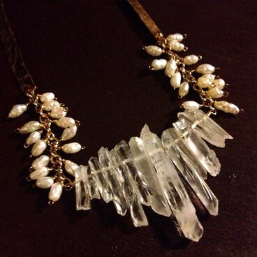 連なるクリスタルネックレス