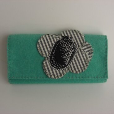 ２８枚入るとても軽いカードポーチ