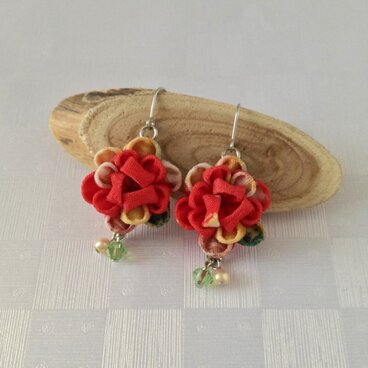 つまみ細工のお花ピアス（椿）