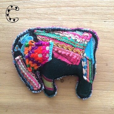 １点もの＊モン族古布ゾウさんのもこもこブローチC