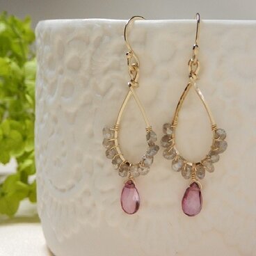 ピンクトパーズ+ラブラドライトのゆれるピアス