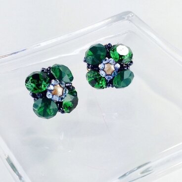 ビジューグリーンフラワーピアス