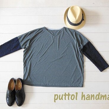 グレイのニット×紺のレースのゆったりカットソー