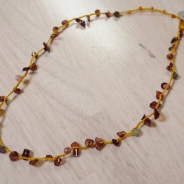 頑張る女性のネックレス