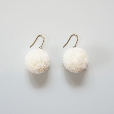 繭のボンボンピアス