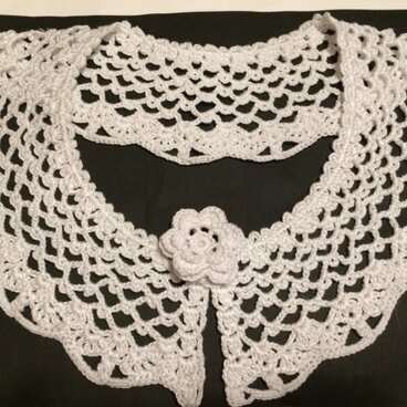 レース糸で編んだ付け襟 1