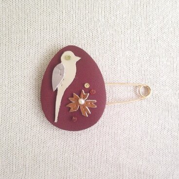〜一点物〜本革半貴石マフラーブローチ～「小鳥と楓の葉っぱ」