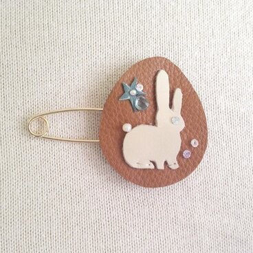〜一点物〜本革半貴石マフラーブローチ～「ウサギと青い星」