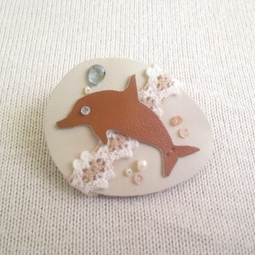 〜一点物〜本革半貴石マフラーブローチ～「波と遊んでるイルカ」