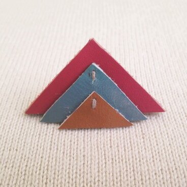 〜一点物〜本革三角形ブローチ～