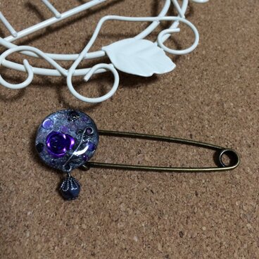 薔薇とスギライトのストールピン