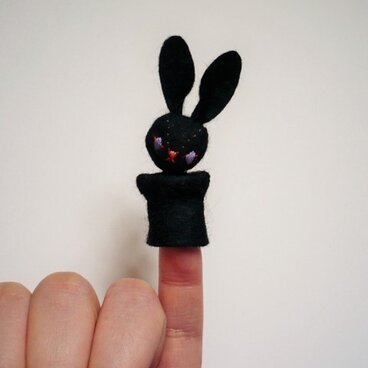 指人形ブローチ　黒うさぎ03