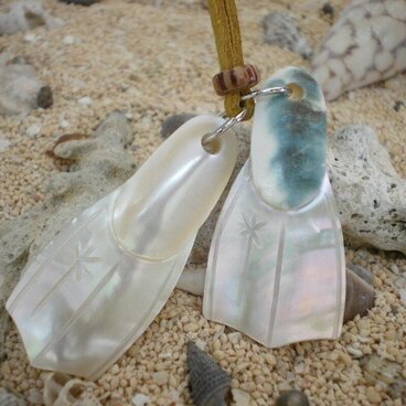 ①ピッカピカのダイビングフィン！夏が来るのが楽しみですね♪