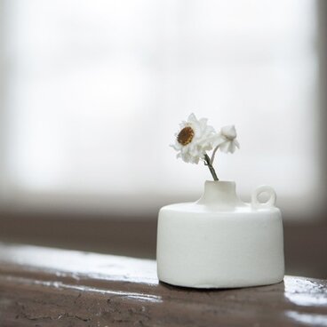 白い小さな花器　277