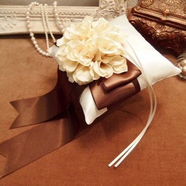 ブラウンリボンとダリアのリングピロー