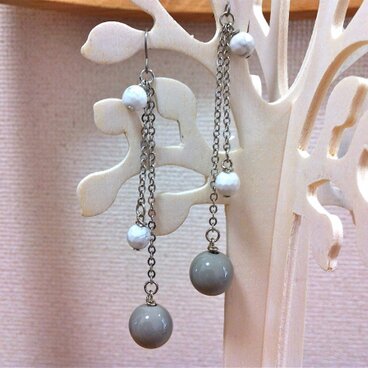 マグネサイトとアクリルボールのゆらゆらピアス