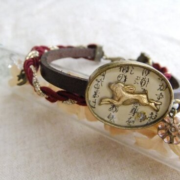 樹脂×レザーブレスレット＊跳ねる兎